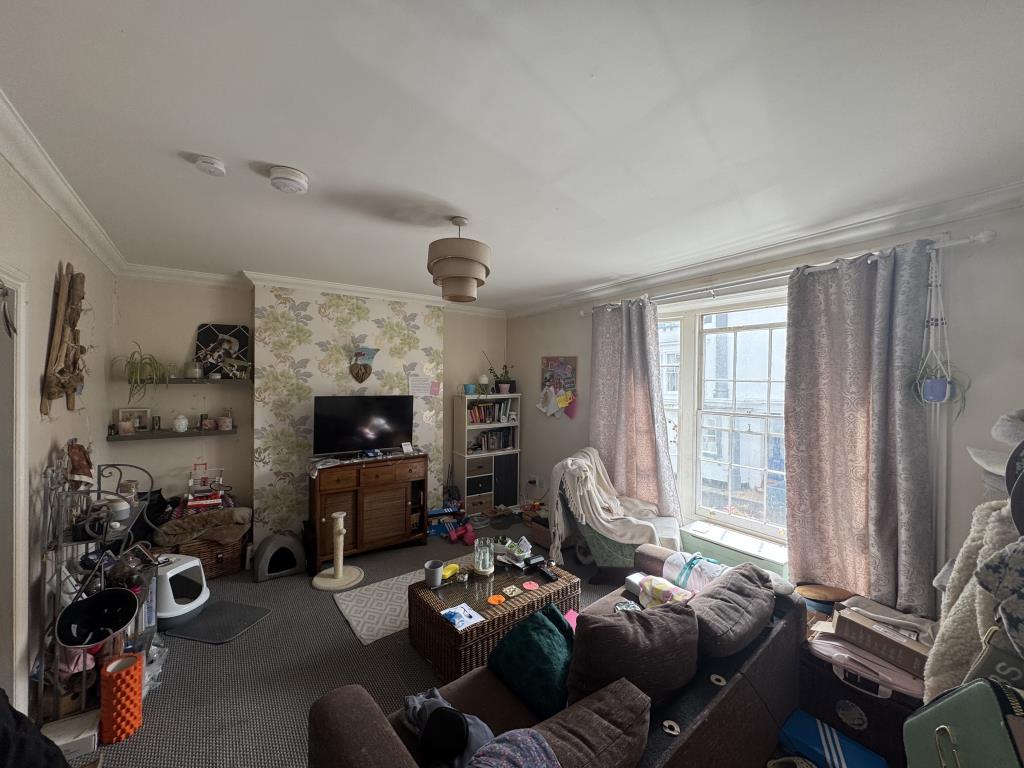 Lot: 99 - FREEHOLD BLOCK OF THREE TOWN CENTRE FLATS FOR INVESTMENT - Flat 2 Lounge